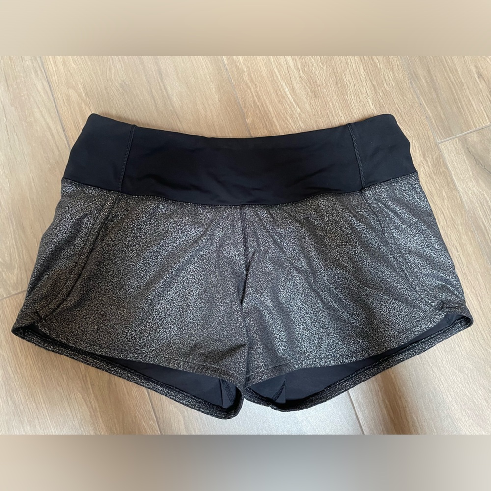 Lululemon EUC size 4 speed up shorts black/silver